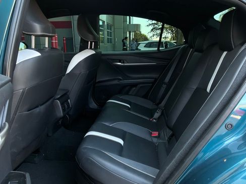 Used 2025 Toyota Camry SE w/ Convenience Package FWD image 12