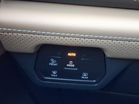 Used 2024 Volkswagen Atlas Cross Sport SE image 23