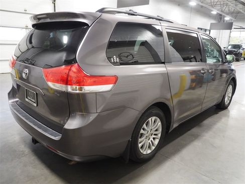 Used 2014 Toyota Sienna XLE image 4