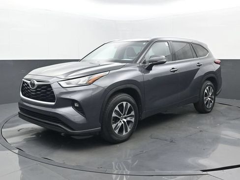 Used 2020 Toyota Highlander XLE FWD image 25