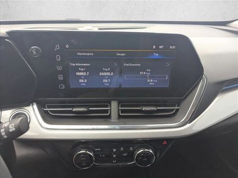 Used 2025 Chevrolet Trax LT FWD image 11