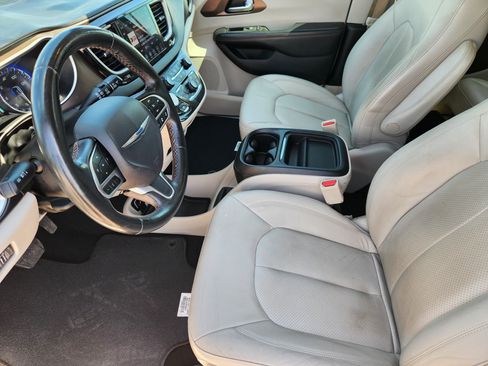 Used 2019 Chrysler Pacifica Touring-L w/ Advanced Safetytec Group FWD image 13