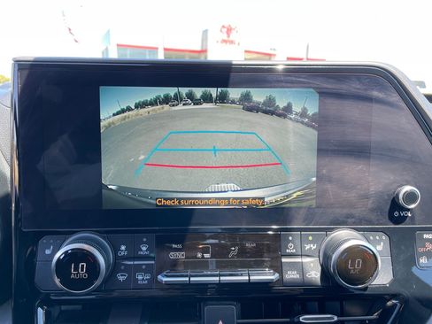 Used 2023 Toyota Highlander XLE AWD/4WD image 9