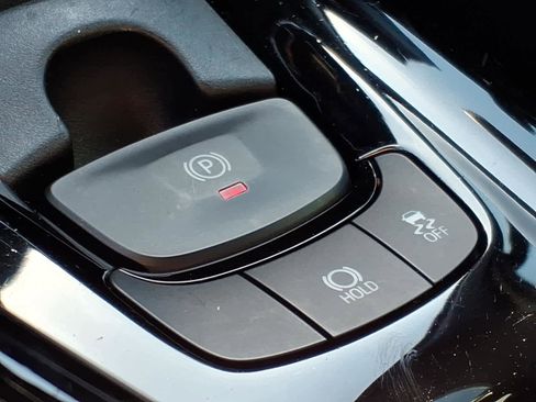 Used 2022 Toyota C-HR XLE image 9