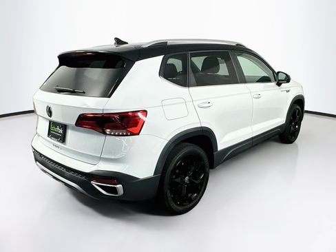 Used 2023 Volkswagen Taos SE w/ Panoramic Sunroof Package FWD image 9