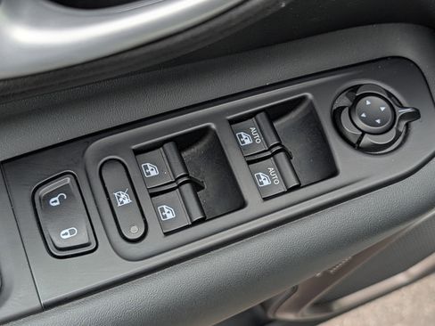 Used 2023 Jeep Renegade Latitude AWD/4WD image 19