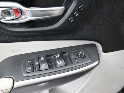 Used 2019 Jeep Cherokee Limited image 24