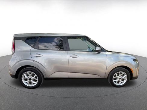 Used 2025 Kia Soul LX w/ LX Technology Package FWD image 16
