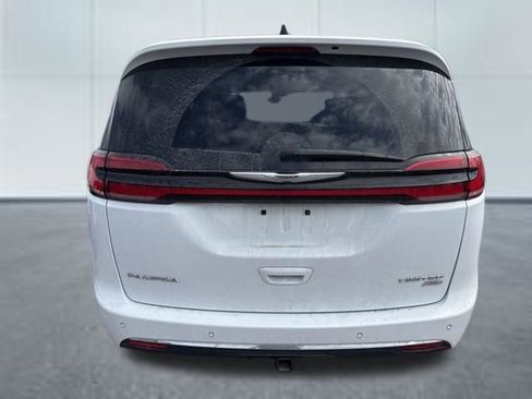 Used 2023 Chrysler Pacifica Limited w/ Uconnect Theater Family Group image 3