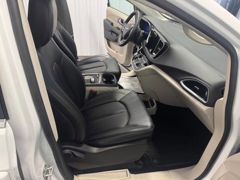 Used 2024 Chrysler Pacifica Touring-L FWD image 19