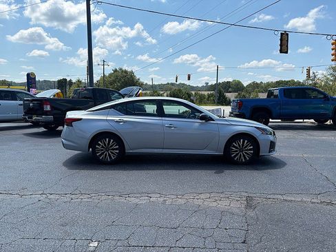 Used 2025 Nissan Altima 2.5 SV FWD image 3