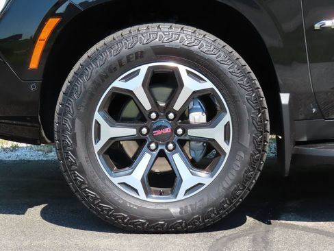 Used 2025 GMC Yukon AT4 AWD/4WD image 16