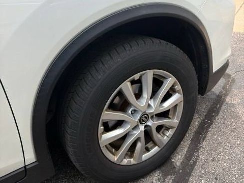 Used 2017 Nissan Rogue SV AWD/4WD image 11