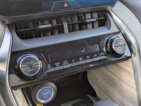 Used 2021 Toyota Venza XLE image 19