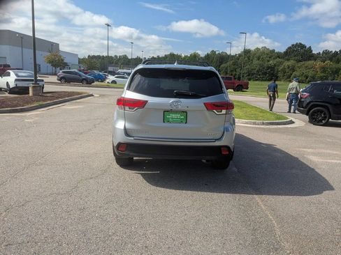 Used 2018 Toyota Highlander XLE w/ Carpet Mat Package (TMS) AWD/4WD image 4