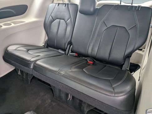 Used 2024 Chrysler Pacifica Touring-L FWD image 27