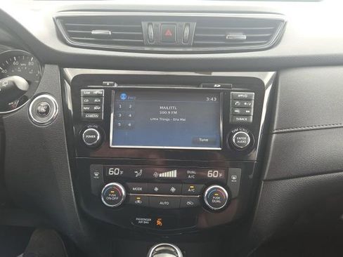 Used 2017 Nissan Rogue SV w/ SV Premium Package image 29