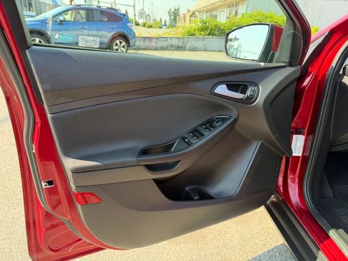 Used 2017 Ford Focus SE w/ Cold Weather Package FWD image 9