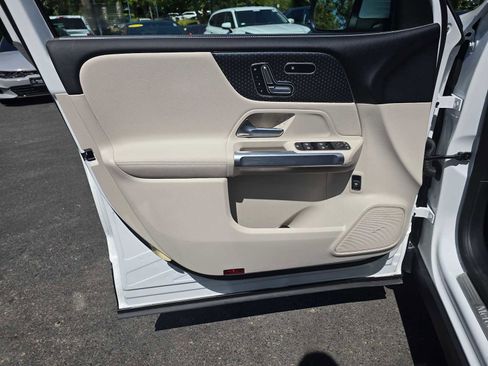 Used 2025 Mercedes-Benz GLB 250 4MATIC image 23