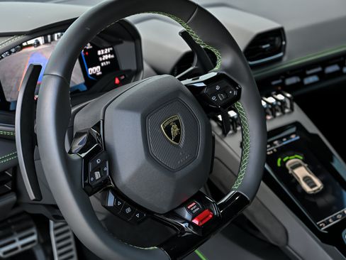 Used 2021 Lamborghini Huracan EVO RWD image 25