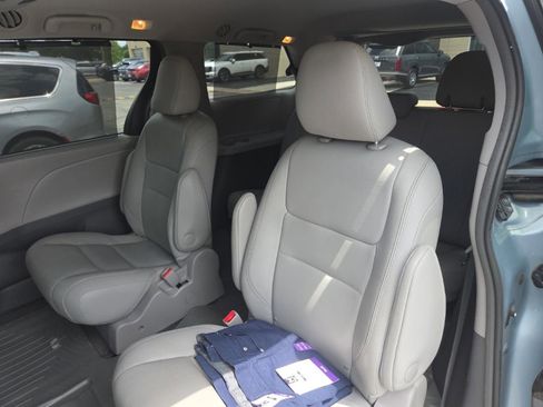 Used 2017 Toyota Sienna XLE AWD/4WD image 9