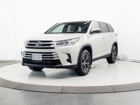 Used 2019 Toyota Highlander LE AWD/4WD image 3