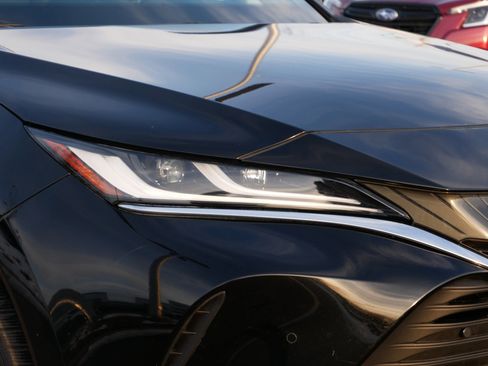 Used 2024 Toyota Venza XLE image 21