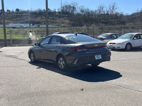 Used 2025 Hyundai Elantra SE w/ Cargo Package image 5