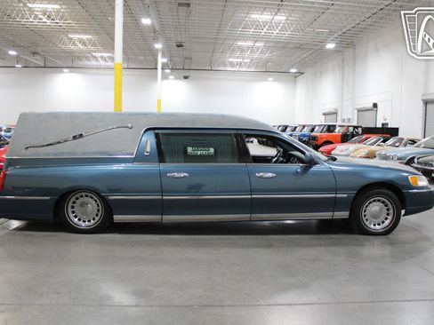 Used 2001 Lincoln Town Car Executive RWD image 19