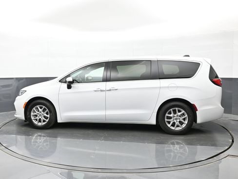Used 2023 Chrysler Pacifica Touring FWD image 10
