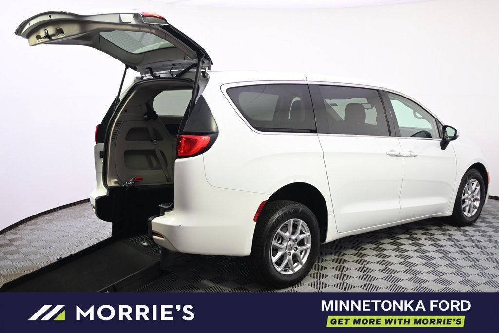 Used 2023 Chrysler Voyager LX FWD image 6