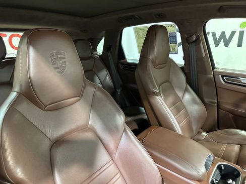 Used 2019 Porsche Cayenne Turbo image 12