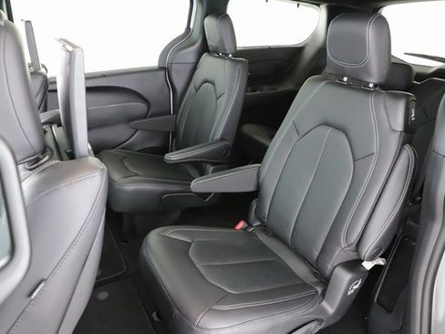 New 2026 Chrysler Pacifica Select image 31