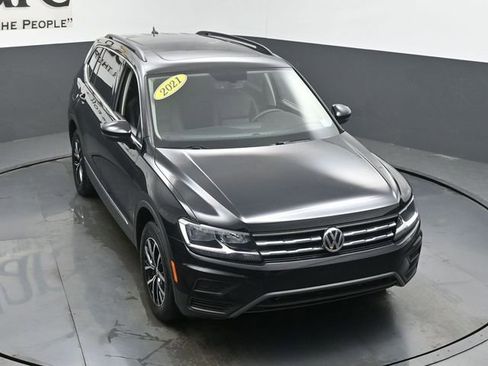 Used 2021 Volkswagen Tiguan SE w/ Panoramic Sunroof Package image 47