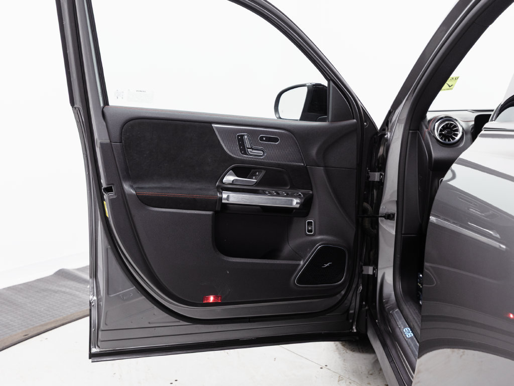 Used 2023 Mercedes-Benz EQB 300 4MATIC image 5