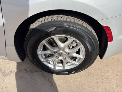 Used 2024 Chrysler Pacifica Touring-L image 10