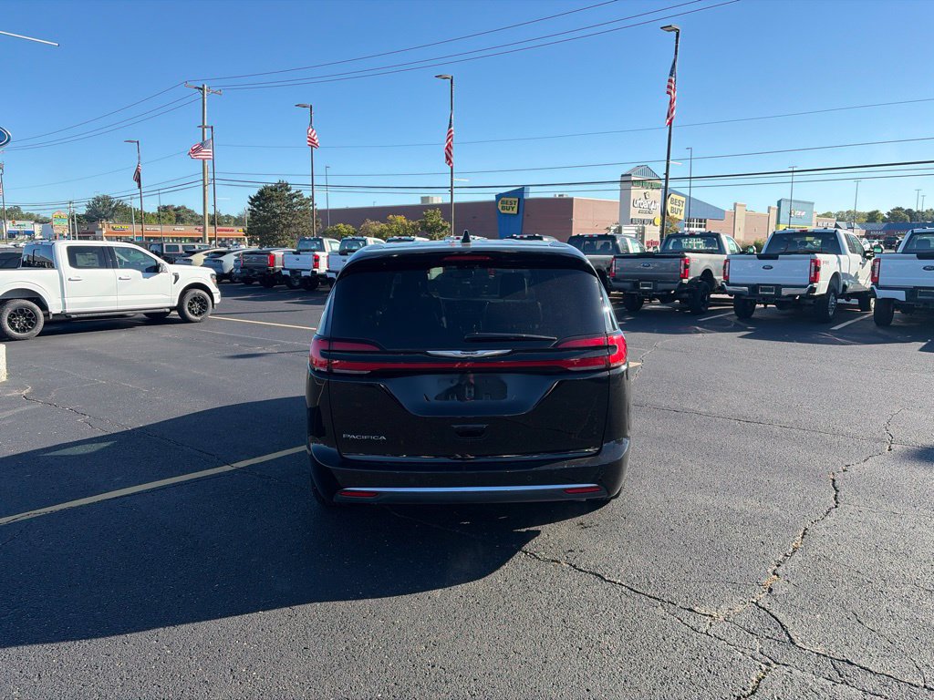 Used 2025 Chrysler Pacifica Select FWD image 6