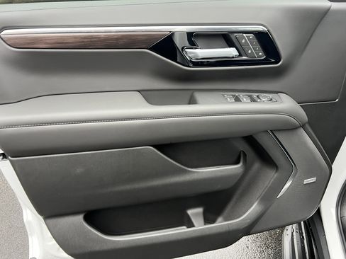 New 2026 Chevrolet Suburban LT image 14