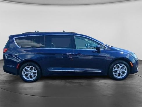 Used 2017 Chrysler Pacifica Touring-L w/ Tire & Wheel Group FWD image 5
