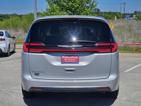 Used 2024 Chrysler Pacifica Touring-L FWD image 4