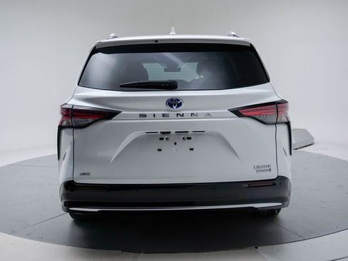 Used 2022 Toyota Sienna Limited image 4