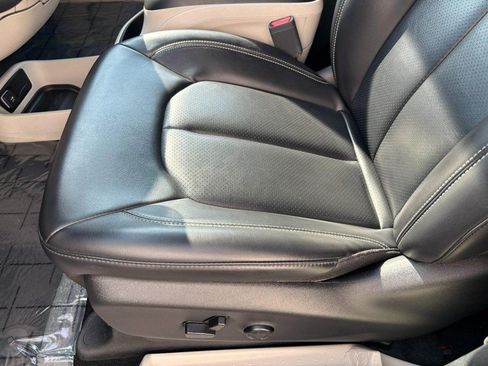 Used 2023 Chrysler Pacifica Touring-L FWD image 21
