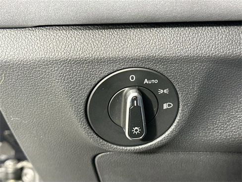 Used 2025 Volkswagen Jetta SE w/ Black Wheel Package image 23