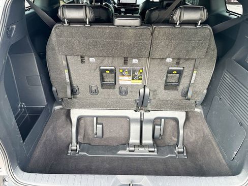 Used 2025 Toyota Sienna Limited image 28