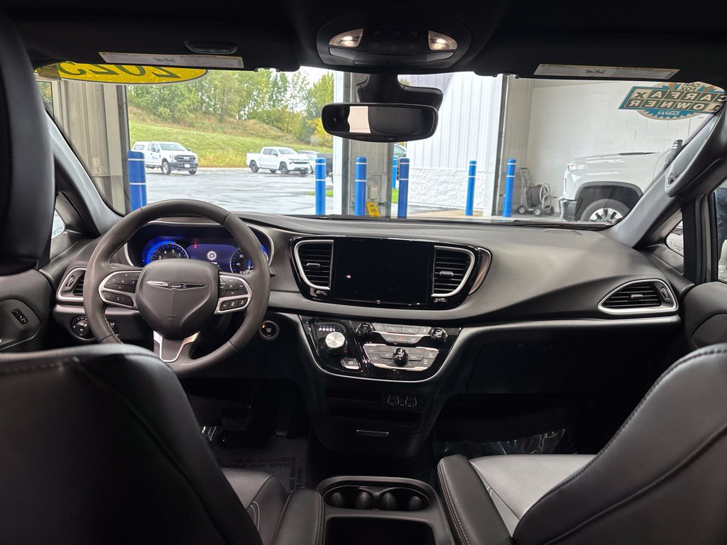 Used 2025 Chrysler Pacifica Select FWD image 11