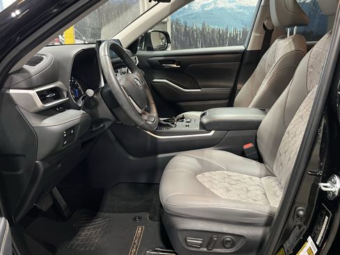 Used 2023 Toyota Highlander Bronze Edition AWD/4WD image 10
