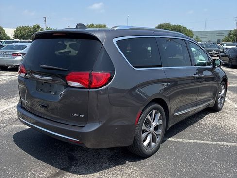 Used 2019 Chrysler Pacifica Limited w/ Tire & Wheel Group FWD image 6