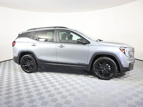 Used 2023 GMC Terrain SLE w/ Driver Convenience Package image 8