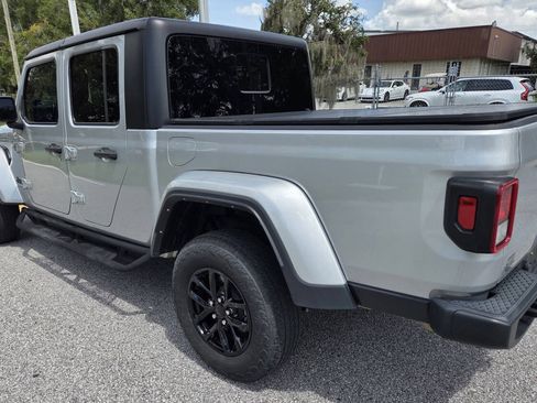 Used 2023 Jeep Gladiator Sport AWD/4WD image 3