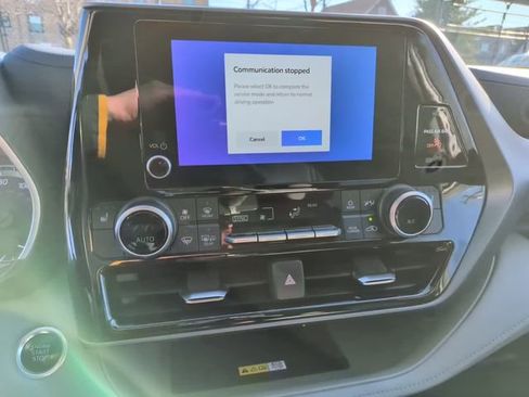 Used 2024 Toyota Highlander XLE FWD image 23